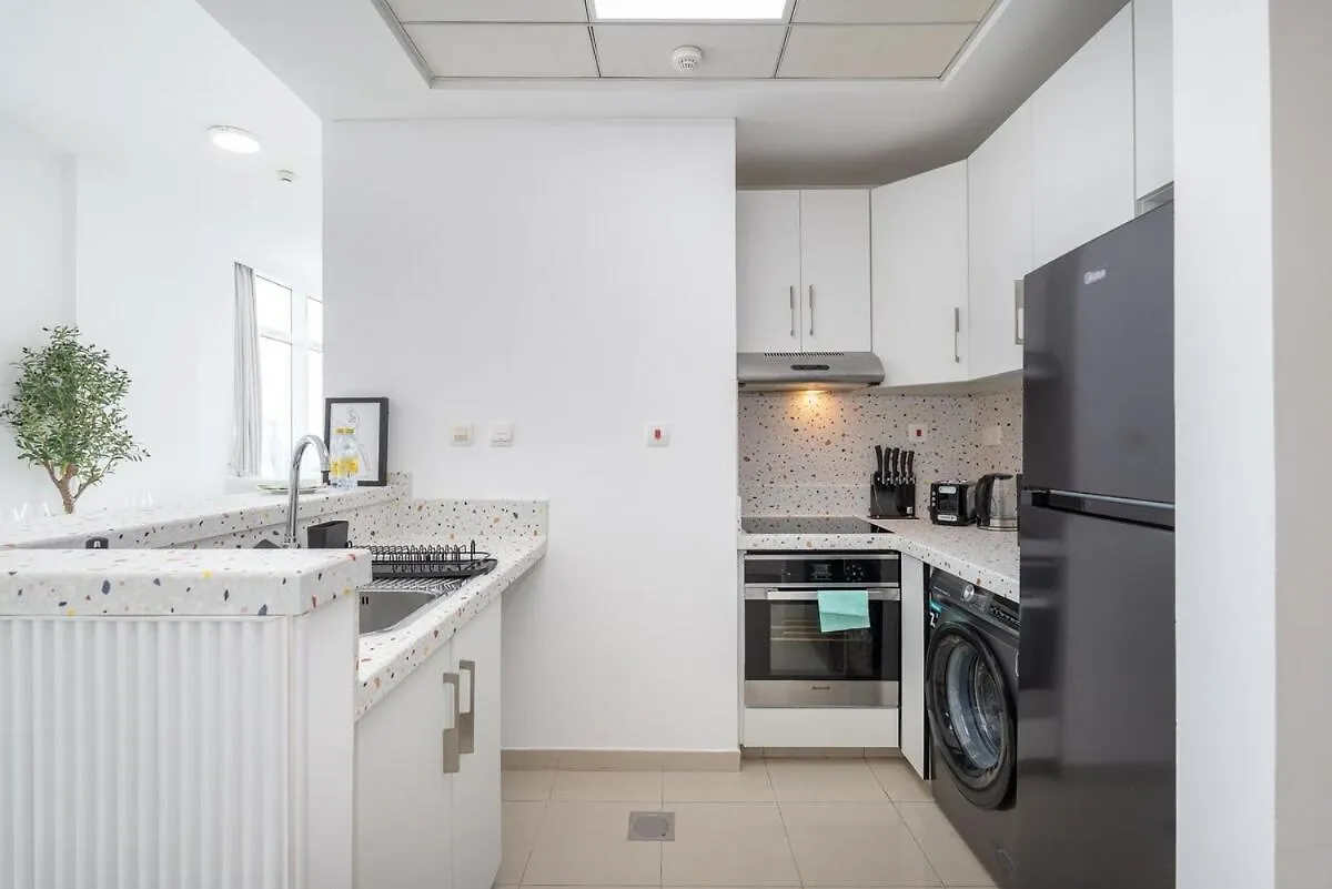 Sophisticated 1-Bedroom With Skyscrapers View At Botanica Tower Dubai Apartment